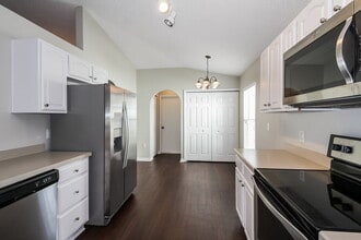 12930 Kings Lake Dr in Gibsonton, FL - Foto de edificio - Building Photo