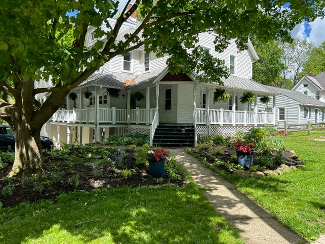 11729 Peckham Ave in Hiram, OH - Foto de edificio - Building Photo