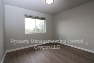 1472 NE Whisper Ridge Dr in Bend, OR - Building Photo - Building Photo