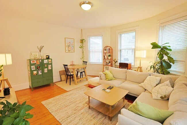 8 Perry St, Unit 1 in Brookline, MA - Building Photo - Building Photo