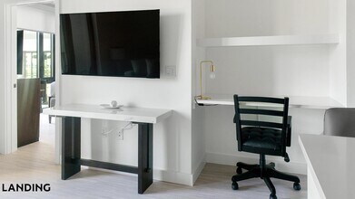 1007 S Mint St, Unit 717 in Charlotte, NC - Building Photo - Building Photo