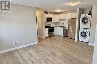 1277 Commissioners Rd W in London, ON - Building Photo - Building Photo