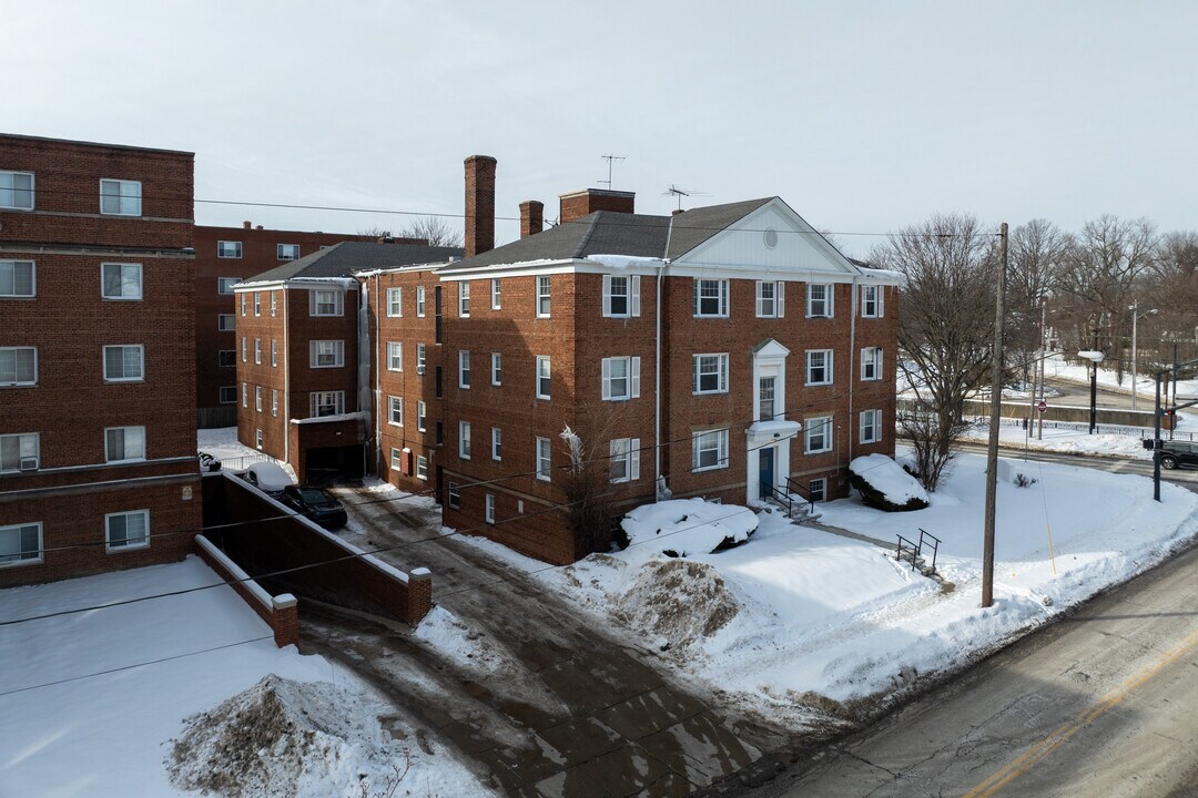 Van Avalon Crossing in Shaker Heights, OH - Building Photo