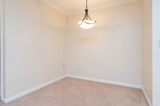 2204 Westcourt Ln in Herndon, VA - Building Photo - Building Photo