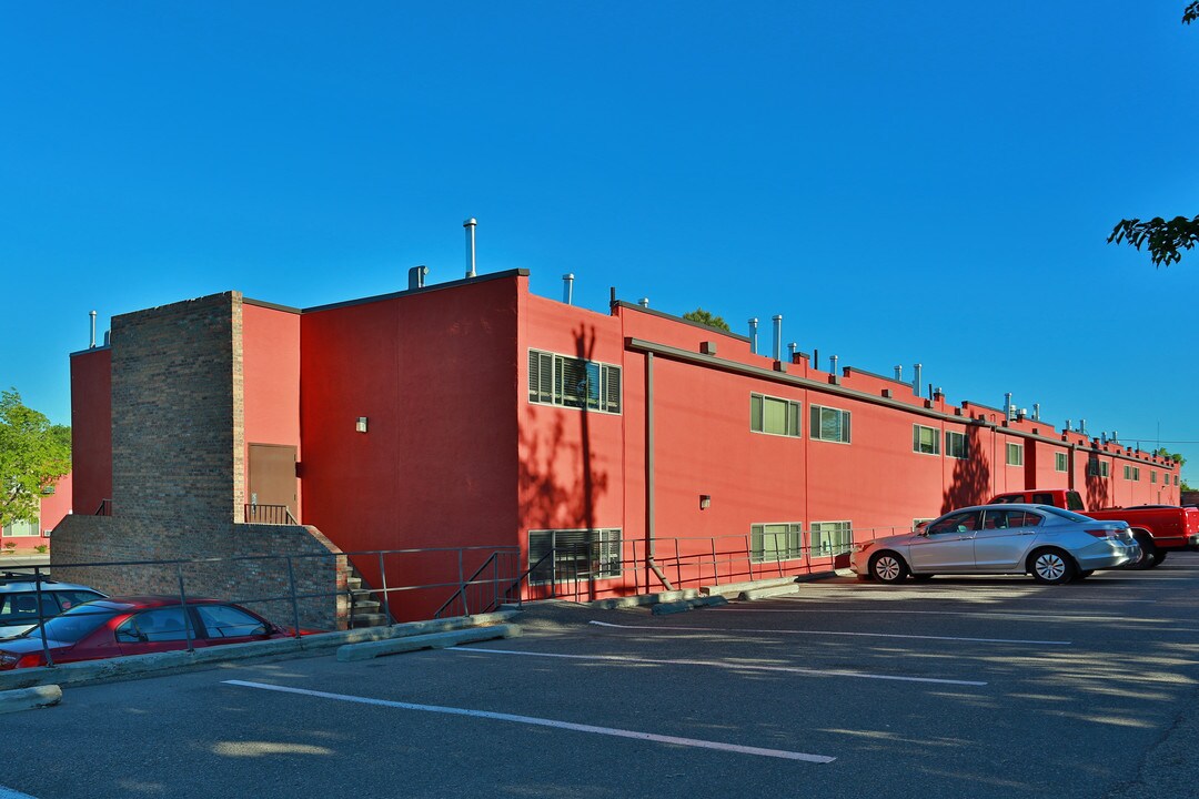 Commons @ Girard in Albuquerque, NM - Building Photo