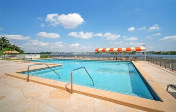 1301 NE Miami Gardens Dr in Miami Gardens, FL - Building Photo - Building Photo