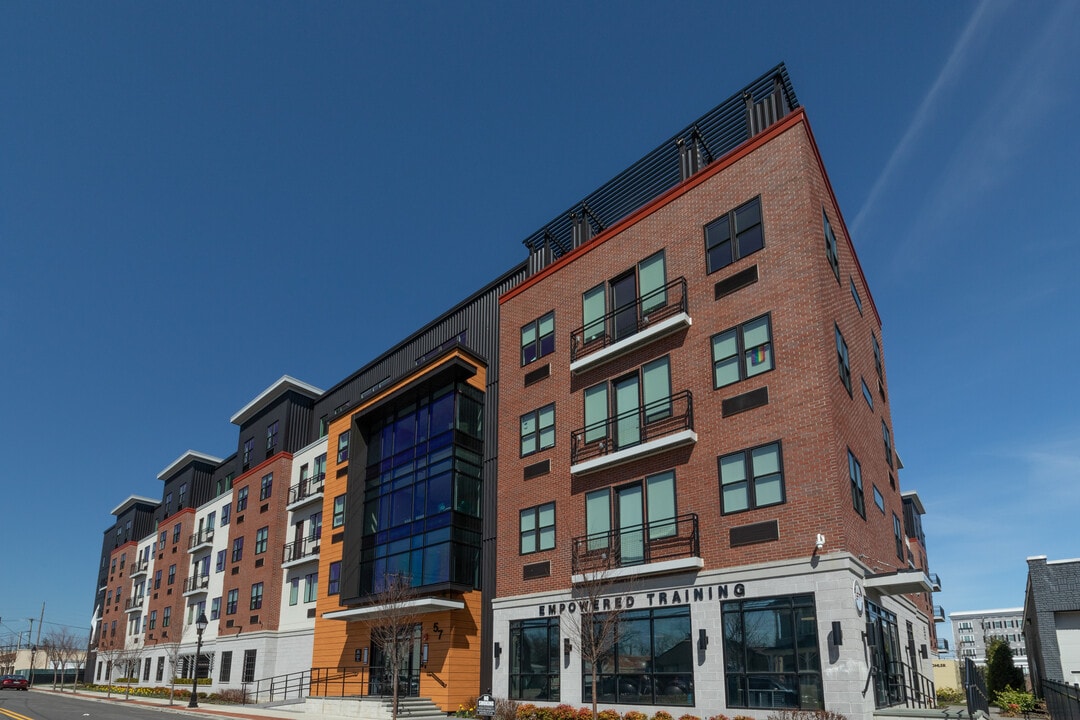 North District Lofts in Bay Shore, NY - Foto de edificio