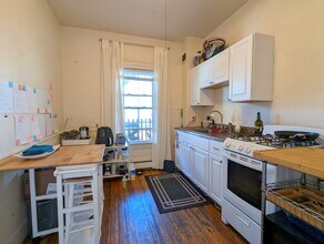 8 Evergreen Sq, Unit 2 in Somerville, MA - Foto de edificio - Building Photo