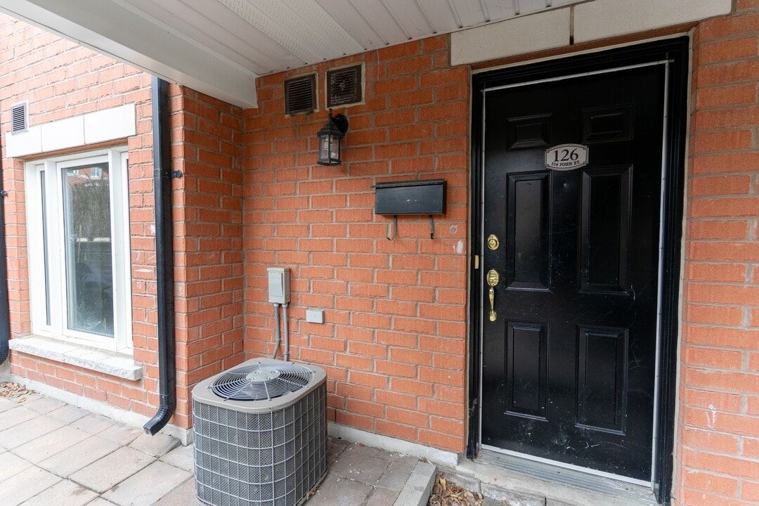 316-316 John St. in Markham, ON - Building Photo