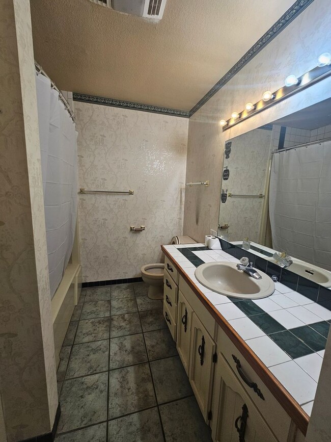 SF341 LRC in Madras, OR - Building Photo - Building Photo