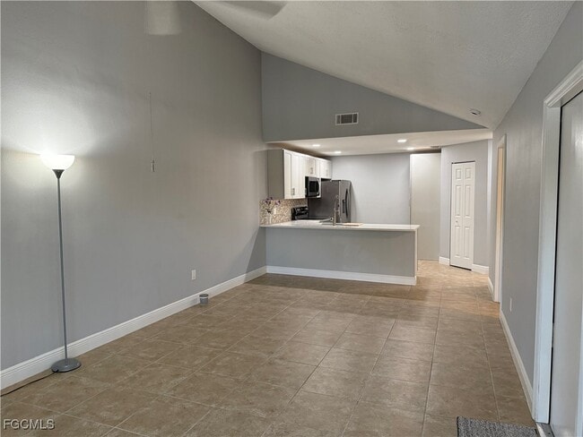 6331 Royal Woods Dr in Ft. Myers, FL - Building Photo - Building Photo