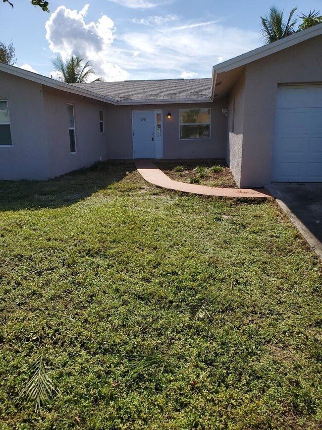 9036 SE Sandy Ln in Hobe Sound, FL - Building Photo - Building Photo