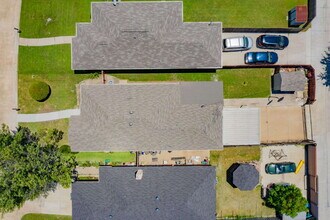 1175 Meadows Dr in Grand Prairie, TX - Foto de edificio - Building Photo