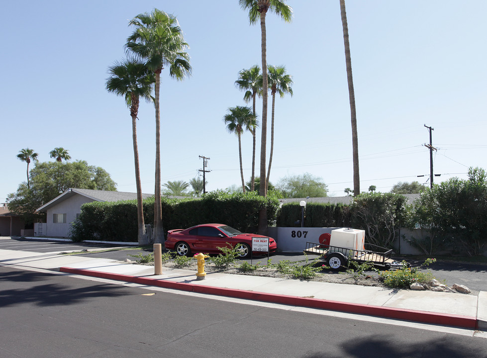 807 E Cottonwood Rd in Palm Springs, CA - Building Photo