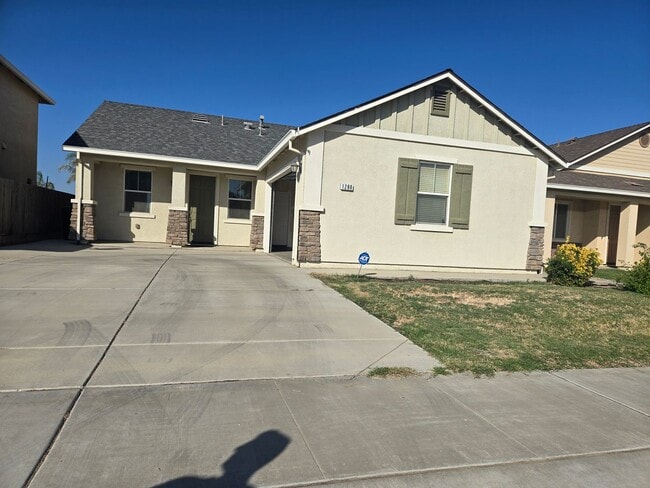 1288 Greenbrier Dr in Hanford, CA - Building Photo - Building Photo