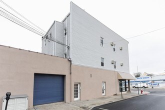 494 Avenue C in Bayonne, NJ - Foto de edificio - Building Photo