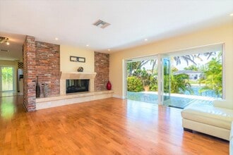 2213 NE 16th St in Fort Lauderdale, FL - Foto de edificio - Building Photo