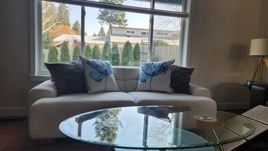 8120 Kitamat Way in Blaine, WA - Foto de edificio - Building Photo