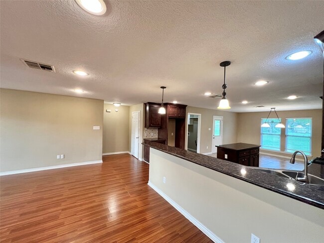 7017 Caldwell St in Hitchcock, TX - Foto de edificio - Building Photo