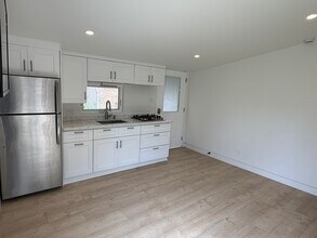 4236 Ellenita Ave in Tarzana, CA - Foto de edificio - Building Photo