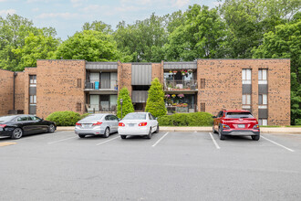 Heritage Court Condominiums in Annandale, VA - Building Photo - Building Photo