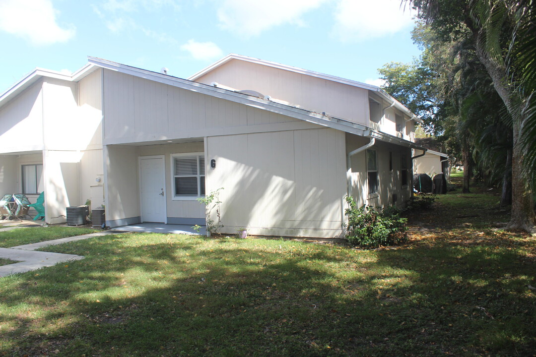 5320 Elmhurst Rd in West Palm Beach, FL - Building Photo