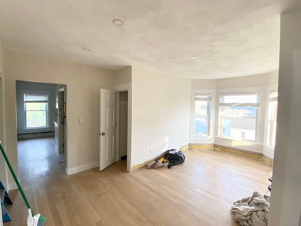 568 Main St in Woburn, MA - Building Photo