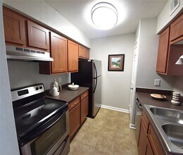 8100 Creekbend Dr in Houston, TX - Building Photo - Building Photo