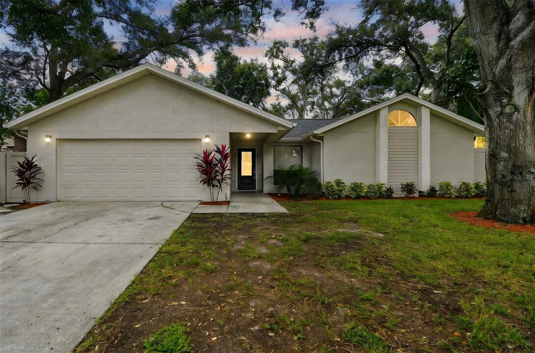 2504 Gulfbreeze Cir in Palm Harbor, FL - Foto de edificio