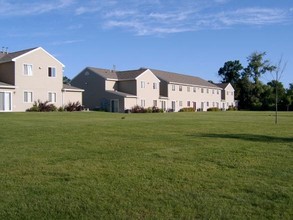 Pelican Rapids Townhomes in Pelican Rapids, MN - Foto de edificio - Building Photo