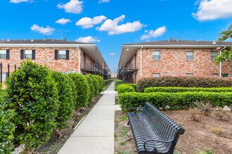 Lakeside V in Metairie, LA - Foto de edificio - Building Photo