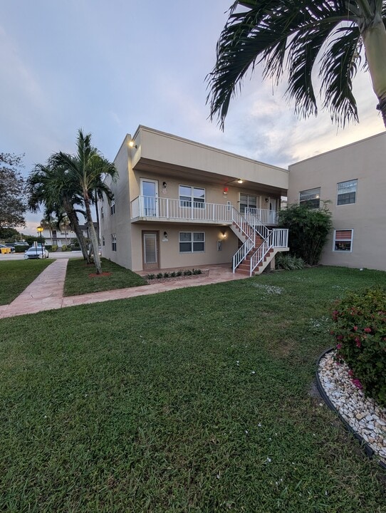 839 Normandy R, Unit 839 R in Delray Beach, FL - Building Photo