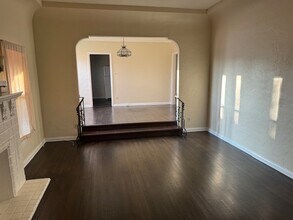 2203 S Harcourt Ave, Unit 2205 in Los Angeles, CA - Foto de edificio - Building Photo