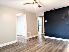 5601 NW 15th St, Unit 3 in Lauderhill, FL - Building Photo - Building Photo
