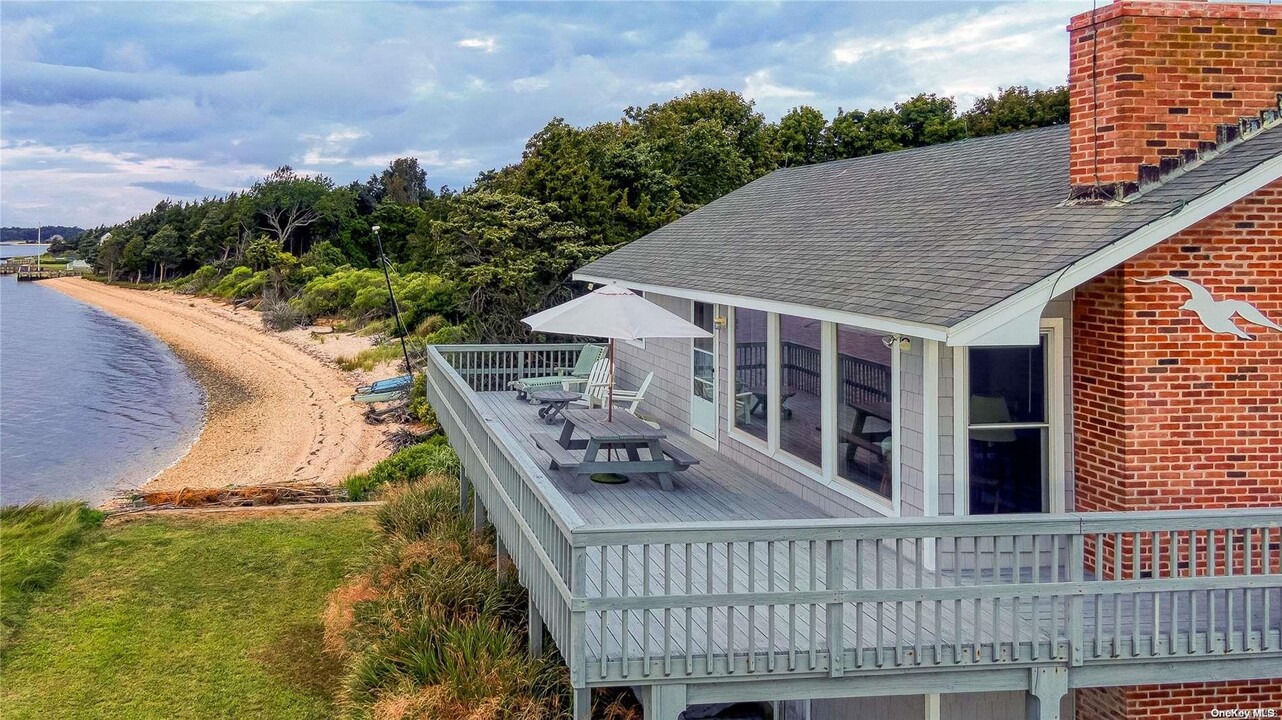 1355 Watersedge Way in Southold, NY - Foto de edificio