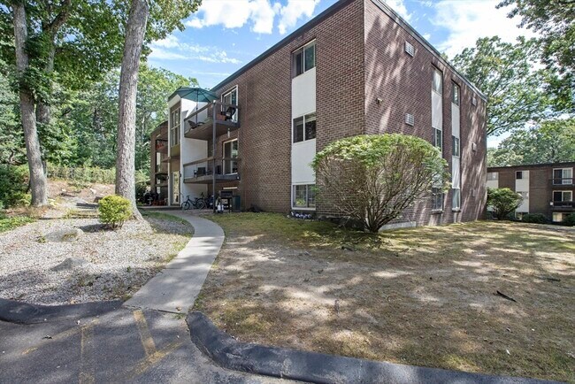 599 Old West Central St in Franklin, MA - Building Photo - Building Photo