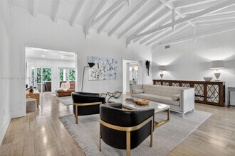 3258 Riviera Dr in Coral Gables, FL - Foto de edificio - Building Photo