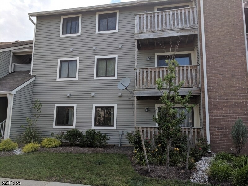 4805 Ravens Crest Dr in Plainsboro, NJ - Building Photo
