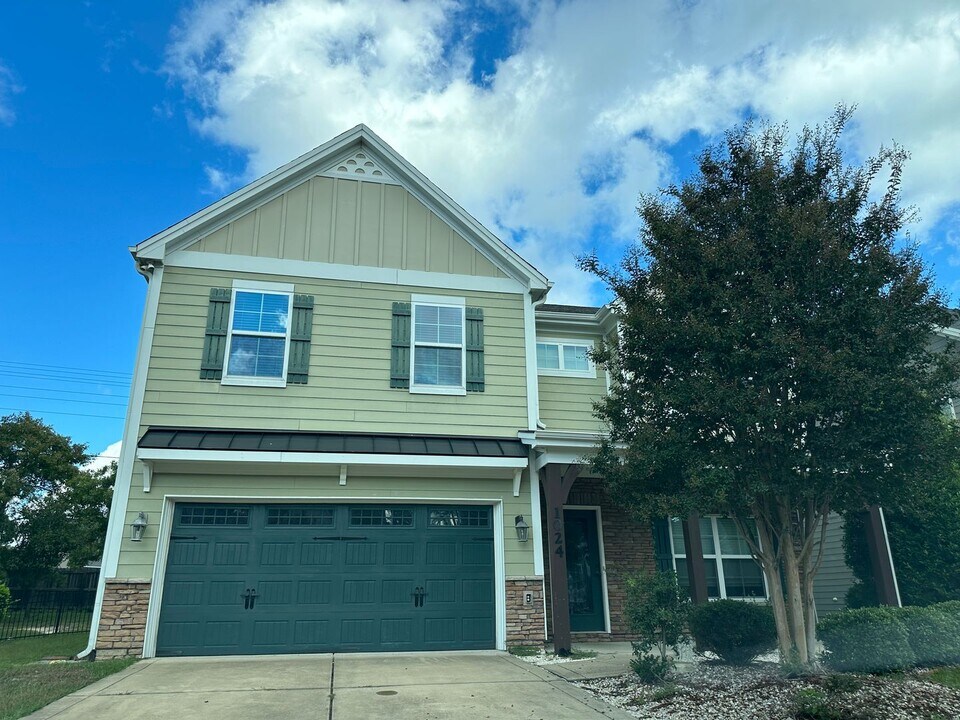 1024 Micahs Way N in Spring Lake, NC - Building Photo