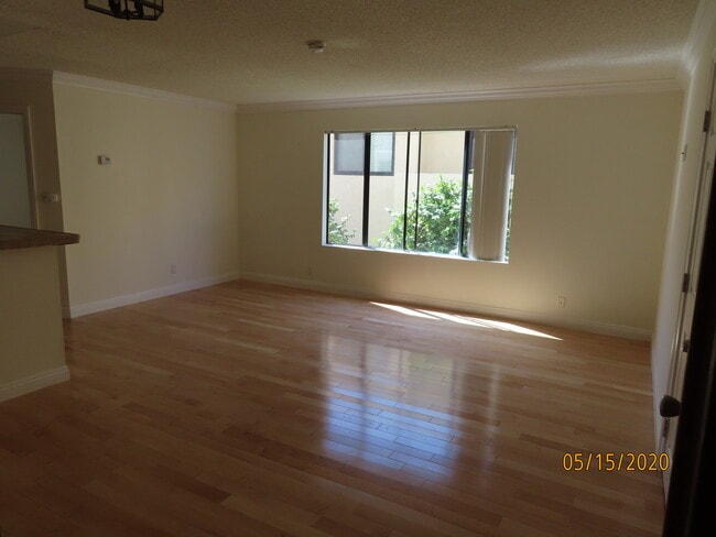 1540 Brockton Ave in Los Angeles, CA - Foto de edificio - Building Photo