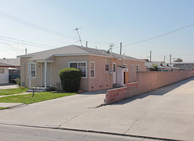 16233-16247 Cornuta in Bellflower, CA - Foto de edificio - Building Photo