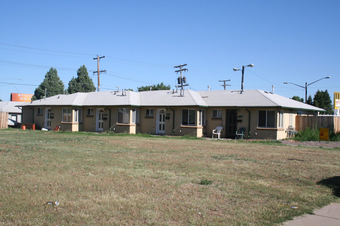 1540-1566 Valentia St in Denver, CO - Building Photo