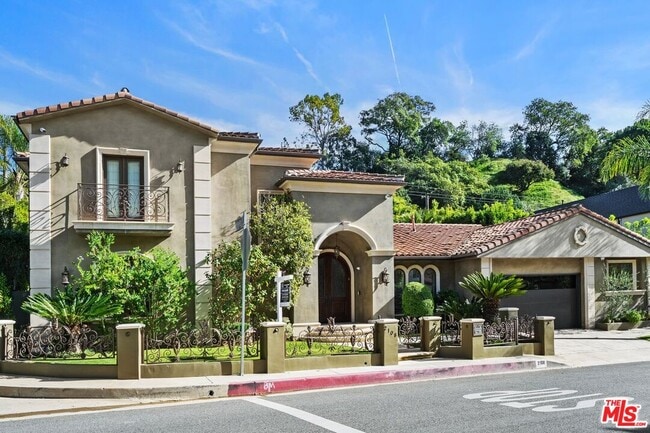 2108 San Ysidro Dr in Beverly Hills, CA - Building Photo - Building Photo