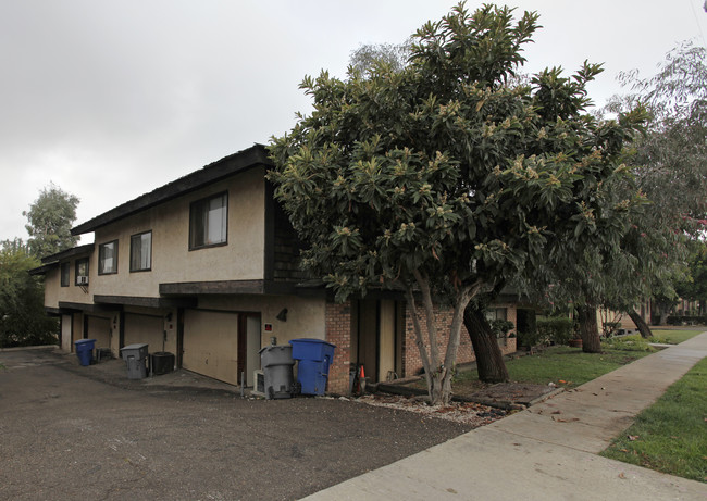 110 W Electric Ave in La Habra, CA - Foto de edificio - Building Photo