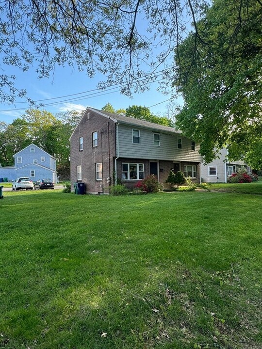 112 Rowe St in Newton, MA - Building Photo