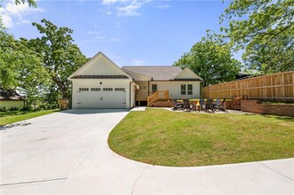 5602 W Pine St in Flowery Branch, GA - Building Photo - Building Photo