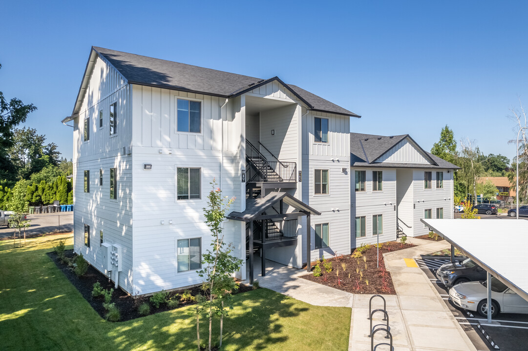 5th Street Apartments in Woodburn, OR - Building Photo