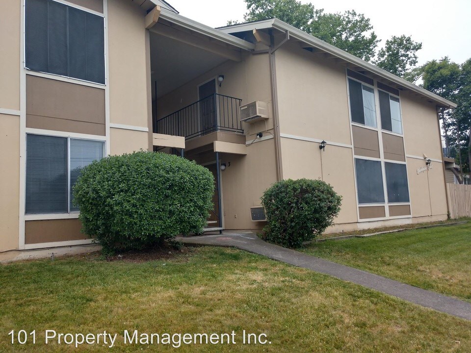 110 Washington Ct in Ukiah, CA - Building Photo