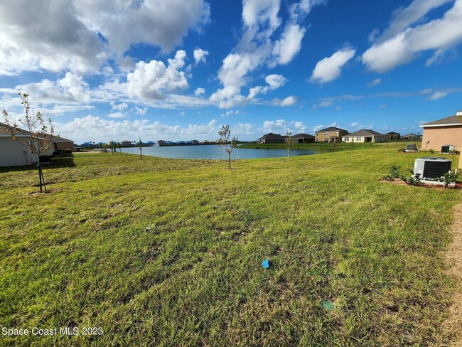 1242 McFarland Dr in West Melbourne, FL - Foto de edificio - Building Photo