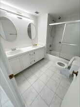 3001 W Rolling Hills Cir in Davie, FL - Building Photo - Building Photo